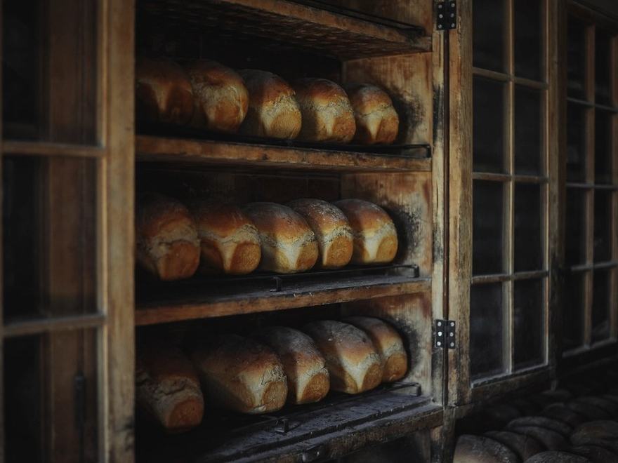 Cooling racks of bread